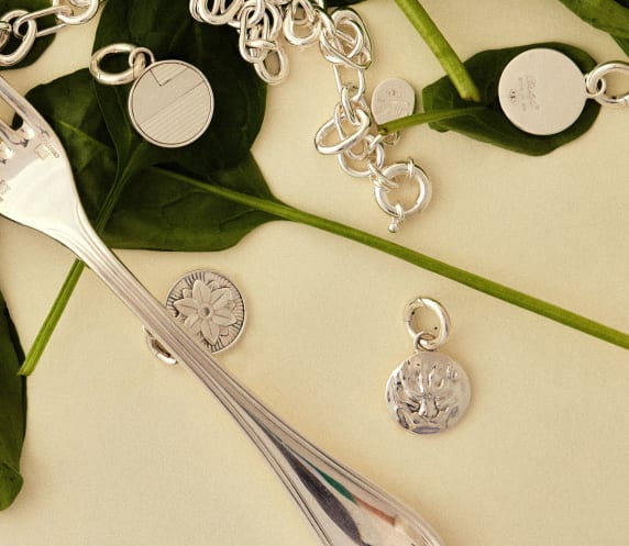 Collier médaillon photo pliable en argent avec 4 photos Collier médaillon photo pliable en argent avec 4 photos