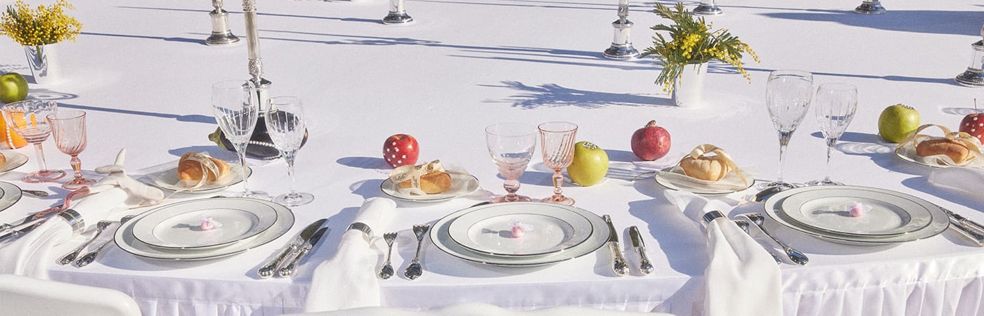 Set a wedding table