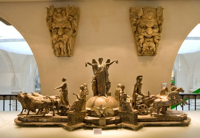 Central room of especially the Hundred covered