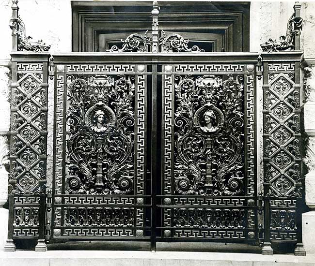 Une des grilles de l’Opéra comique, 1898 Une des grilles de l’Opéra comique, 1898